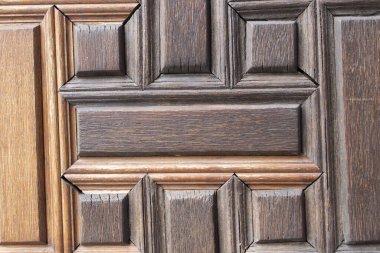 Geometrik desenli eski ahşap kapı. Ahşap yüzey sıcak renklerle boyanmıştır. Sonbahar arkaplanı, kopyalama alanı.