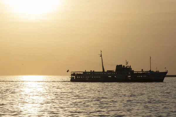 Crucero Medio Del Mar Atardecer Retiró Luz Fondo Hacia Sol — Foto de Stock