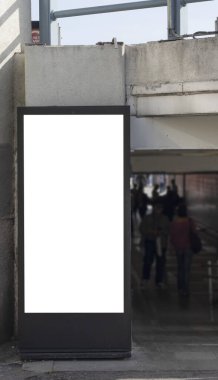 Boş reklam tabelası. Sol tarafta bir alt geçit var. Boş reklam tabelası. Sol tarafta bir alt geçit var. Gündüz güneşli bir günde çekilmiş..
