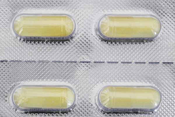 Gele Ronde Pillen Een Verpakking Een Zwarte Achtergrond Close — Stockfoto