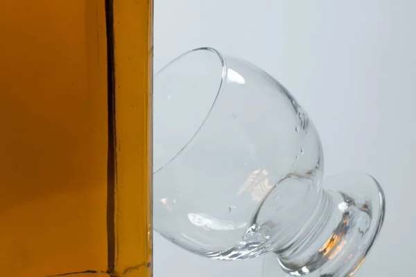 Láhev Whisky Stojící Sklo Bázi Láhve Fotografie Byla Pořízena Bílém — Stock fotografie