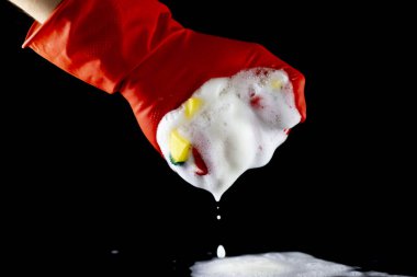 Sünger köpük eldivenler ve sarı temizlik bezleri. Siyah arka planda. Toplanın..