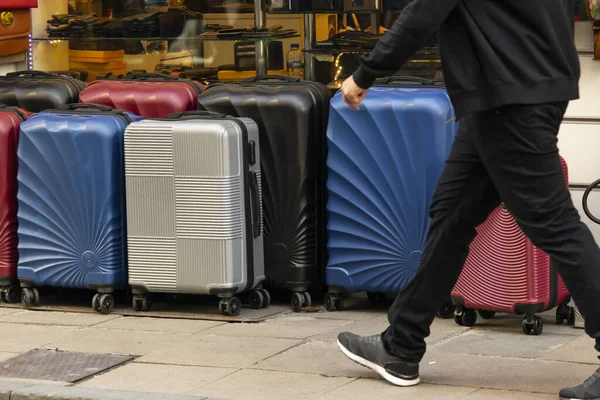Mağazanın önünde satılık bavullar. Çeşitli boyutlar, renkler ve boyutlar.