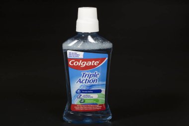 Çanakkale, Can, Turkey - Mart-08.2020: Colgate gargara. Fotoğraf stüdyoda siyah bir arkaplanda çekilmiş..