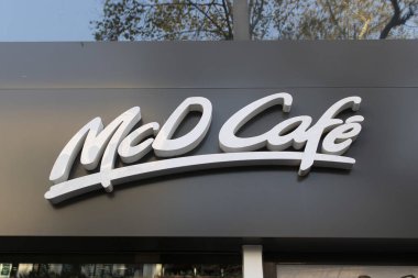 İstanbul, Türkiye - Kasım-16.2019: MCD kafe yakın plan imzası. Gri arka planda beyaz metin. McDonalds Kafe Bölümü. Birçok çeşit kahve vardır..