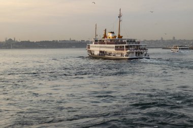 İstanbul, Türkiye - Kasım-07.2019: Denizdeki büyük yolcu feribotları. Öğleden sonra ve açık havada çekilmiş..