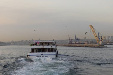 İstanbul, Türkiye - Kasım-07.2019: Denizde küçük yolcu feribotları. Öğleden sonra ve açık havada çekilmiş..