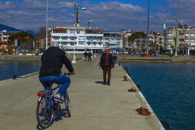 Akcay, Türkiye - 17 Mart 2016: Sahilde saldırı. Düşük seviyeli bir turistik bölge.
