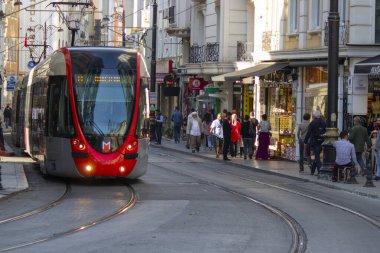 İstanbul, Türkiye - Kasım-06.2019: Şehir merkezinden geçen tramvay. İnsanlar Sirkeci sokaklarından alışveriş yapıyor. Turist ve kalabalık bir yer.