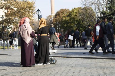 İstanbul, Türkiye - Kasım-06.2019: Meydandaki insanlar insandır. Türbanlı kadınlar İslam kültüründe yaşarlar. Güneşli hava