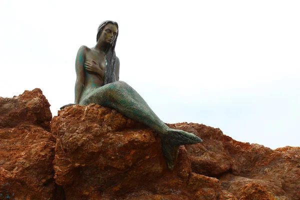 Ayvalik Turquía Marzo 2016 Estatua Sirena Bronce Fondo Está Nublado — Foto de Stock