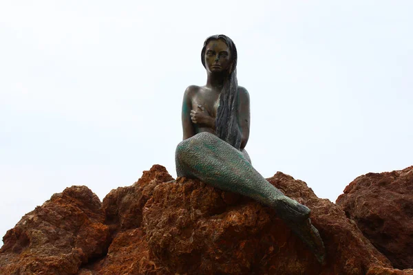 Ayvalik Turquía Marzo 2016 Estatua Sirena Bronce Fondo Está Nublado — Foto de Stock