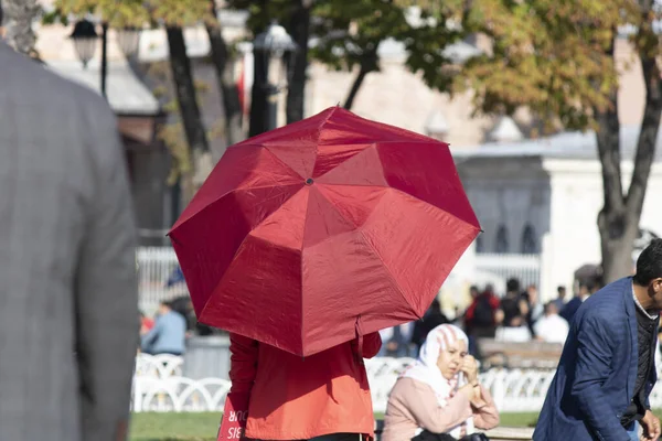 Estambul Turquía Noviembre 2019 Señora Caminando Por Plaza Con Paraguas — Foto de Stock