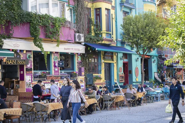 İstanbul, Türkiye - Kasım 06.2019: Sokaktaki renkli binalar, kafeler ve restoranlar. Sultanahmet bölgesinde turistik bir cadde..