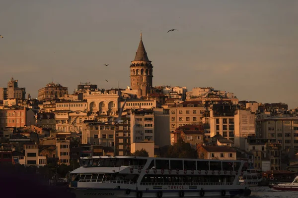 Stambuł Turcja Listopad Luty 2019 Wieża Galata Prom Pasażerski Zostały — Zdjęcie stockowe