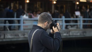 Turist İstanbul Eminonu plajında fotoğraf çekiyor..