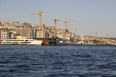 İstanbul, Türkiye - Kasım-02: 2019: Yolcu gemileri için büyük liman projesi. Karaköy iskelesi ve feribot solda görünüyor. Fotoğraf denizin üzerinde çekildi..