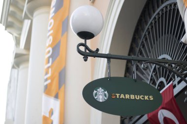 İstanbul, Türkiye - Ekim-27. 2019: Starbucks tabelası oval. Beyaz yuvarlak sokak lambası üstte.