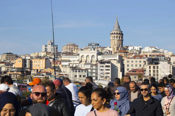 Stambuł Turcja Listopad Luty 2019 Koncentracja Wieży Galata Wielu Ludzi — Zdjęcie stockowe