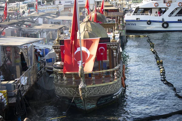 İstanbul, Türkiye - Kasım-Kasım-02: 2019 Kızarmış balık almak için bekleyen insanlar. İstanbul eminonu geleneksel bir restorandır..