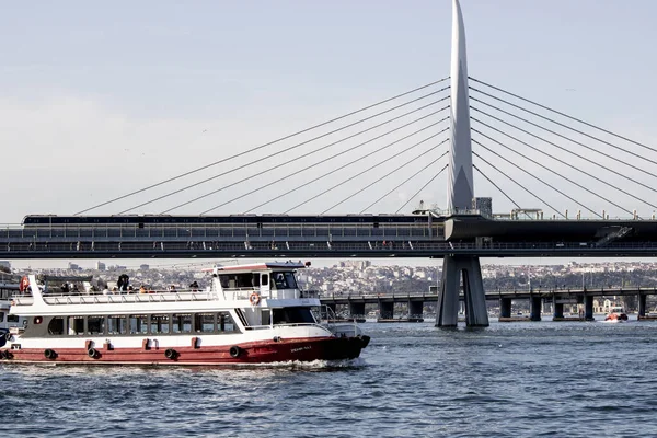 Istanbul Turkiet November 2019 Passagerarfärja Från Vänster Och Halic Bron — Stockfoto