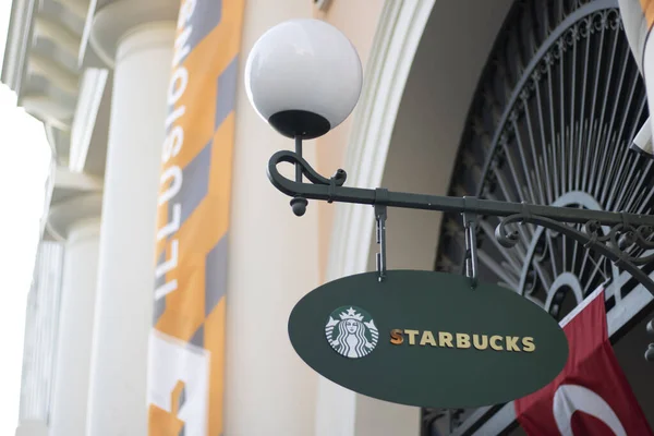 Estambul Turquía Octubre 2019 Starbucks Cartel Cuelga Oval Luz Calle —  Fotos de Stock