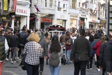 İstanbul, Türkiye - Ekim-27. 2019: İzstiklal Caddesi 'nde insanlar ziyaret ve alışveriş yapıyor.