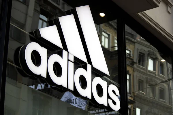 Стамбул Турция October 2019 Adidas Advertisement Sign Istiklal Street Close — стоковое фото