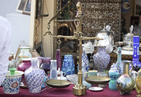 İstanbul, Türkiye - Ekim-Ekim 27.2019 Eski antika dükkanında porselenler. Vazolar, kaseler, hayvan figürleri gibi pek çok şey var..