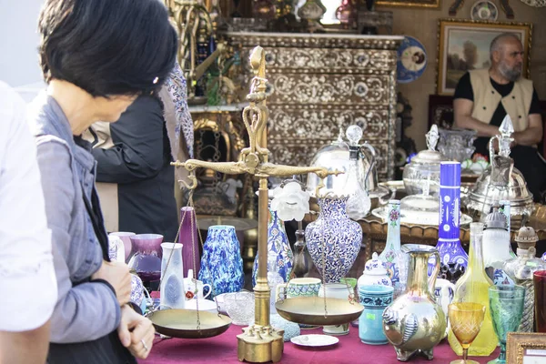 İstanbul, Türkiye - Ekim-Ekim 27.2019 Eski antika dükkanında porselenler. Vazolar, kaseler, hayvan figürleri gibi pek çok şey var..