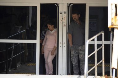 İstanbul, Türkiye - Ekim-27. 2019: Feribottan inen yolcular feribottan indi. Fotoğraf güneşli bir günde çekildi..