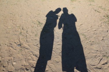 Kumsalda kumsalda iki adamın gölgesi. Türkiye