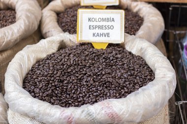 Çuvallardaki çiğ kahve taneleri kapanıyor. Kolombiya kahve taneleri