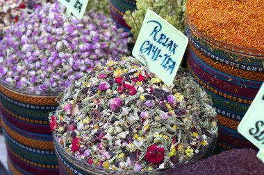 Kurutulmuş bitki çayı. Mağazanın önündeki yuvarlak kutuda. Farklı çeşitler ve tatlarda sağlıklı ve lezzetli..