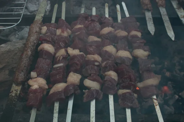 串に刺さった脂ののった赤身肉 煙のように見えます 炎とおいしいです 健康食品 トルコのイスタンブール — ストック写真