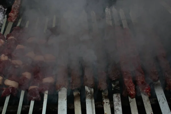Pedaços Carne Vermelha Gorda Espetados Espetos Parece Fumegante Flamejante Delicioso — Fotografia de Stock