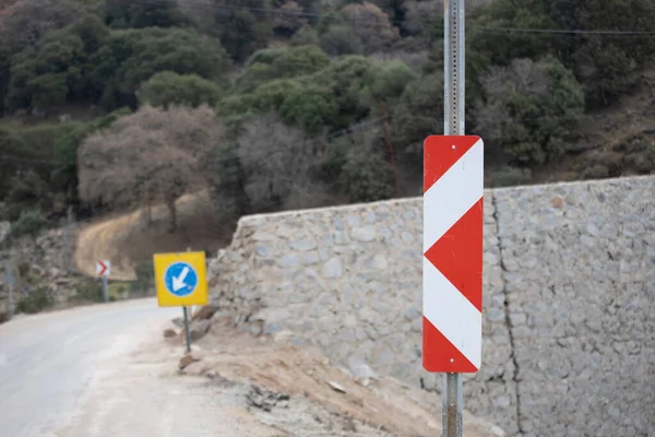 Επιδιόρθωση Πινακίδας Στην Άσφαλτο Ένας Τοίχος Από Πέτρες Στο Πλάι — Φωτογραφία Αρχείου