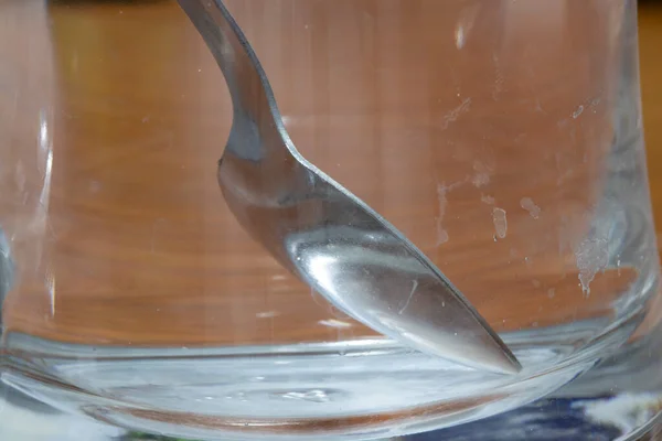 Cuillère Métal Dans Une Tasse Verre Vide Taches Chaux Enduites — Photo