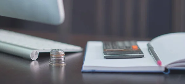 Bozuk paralar, hesap makinesi, günlük, kalem