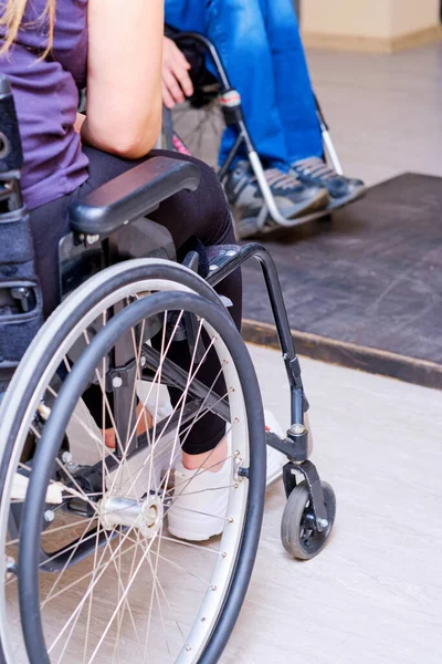 Rehabilitasyon eğitmeni engelli kızlara aktif tekerlekli sandalye teknikleri öğretiyor, kentsel alanda bariyersiz ortam