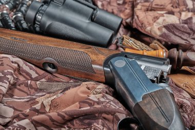 12 kalibrelik av tüfeği, dürbün ve eski ördek çağrısı.