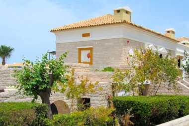 Akdeniz tarzı kiremitli çatı evi                