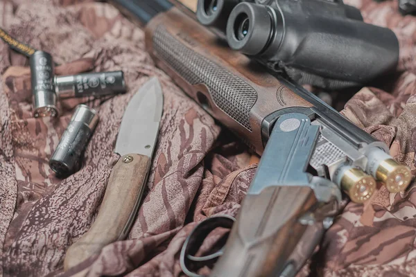 12 kalibrelik av tüfeği, dürbün ve fişekler.