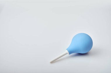 Akrilik masa üzerinde beyaz plastik başlıklı mavi şırınga