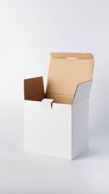 Beyaz arkaplanda beyaz karton kutu aç