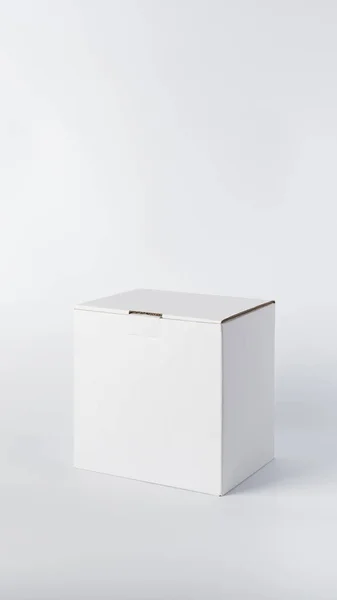 Закрита Біла Картонна Коробка Білому Тлі — стокове фото