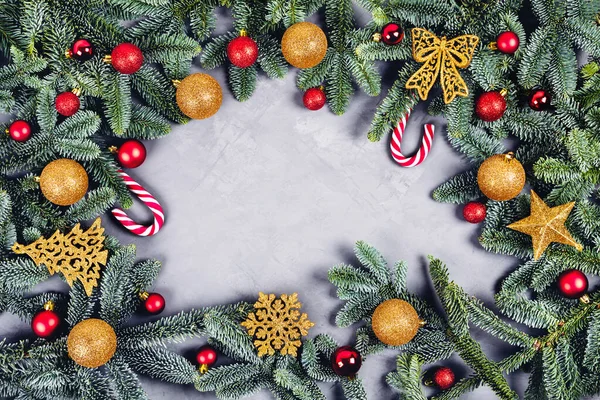 Altın ve kırmızı toplar ve oyuncaklarla Noel arkaplanı.