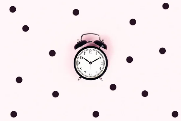 Reloj sobre fondo rosa . —  Fotos de Stock