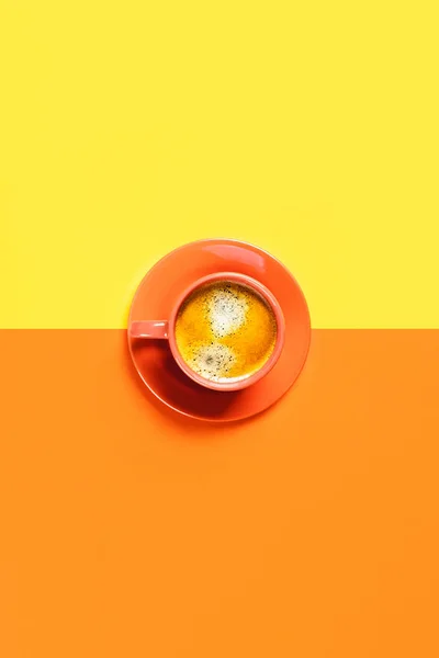Egy csésze kávé két tónusú háttérrel. — Stock Fotó