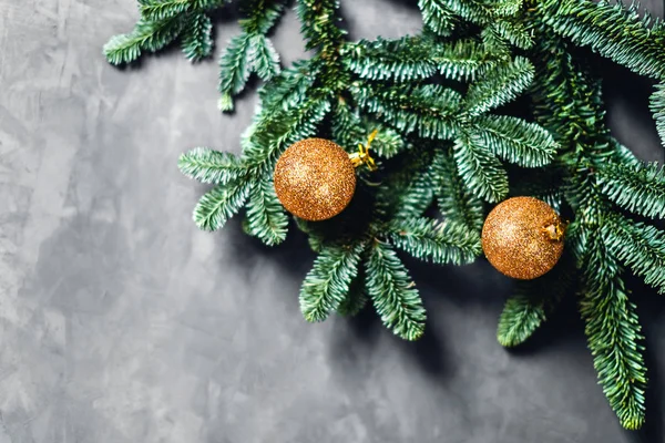 Рождественский бетонный фон с елкой и золотыми шариками . — стоковое фото